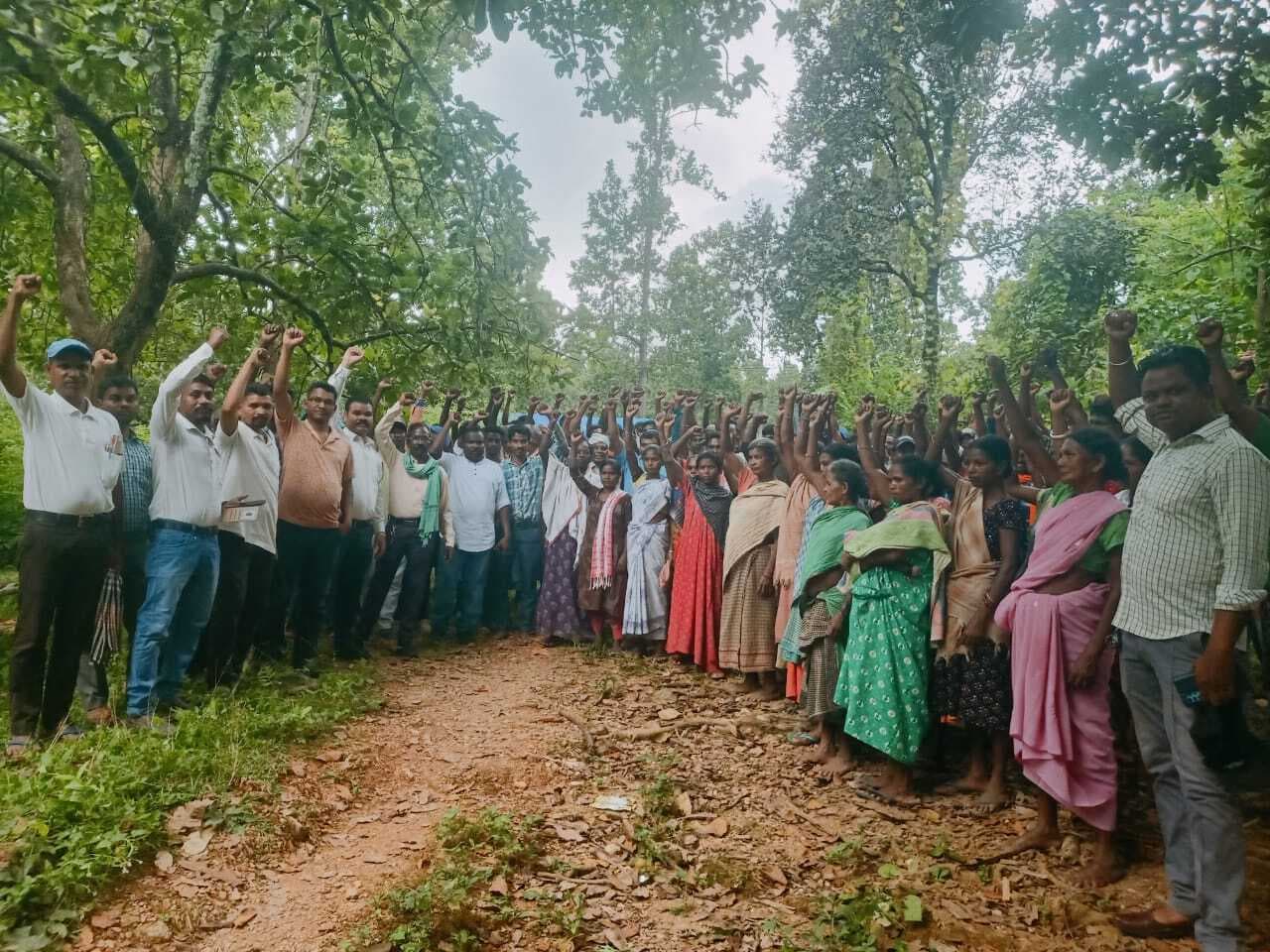 Chaibasa News : अंजेदबेड़ा गांव में नहीं आती एंबुलेंस ट्रैक्टर से अस्पताल जाते हैं मरीज