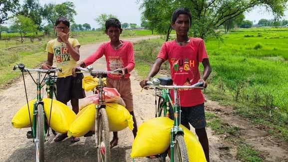 बारिश के बाद शुरू हुई खाद की किल्लत और कालाबाजारी, बढ़ी किसानों की मुश्किलें