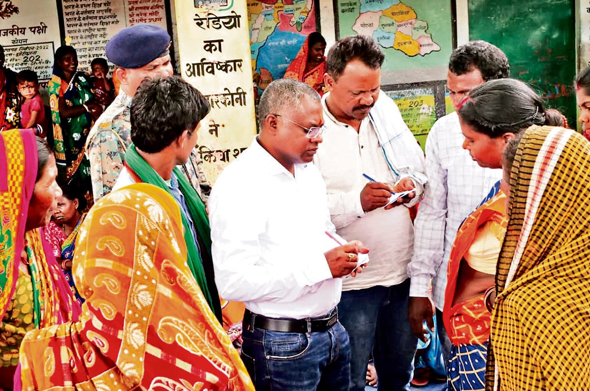 East Singhbhum News : झाटीझरना पहुंचे झामुमो नेता सोमेश सोरेन, जनता से संवाद कर समस्या को सूचीबद्ध किया