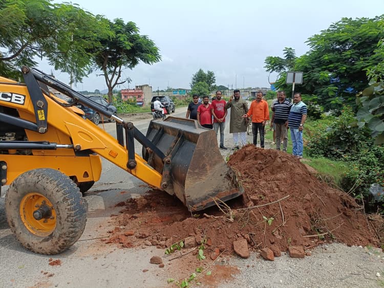 Giridih news: बगोदर-हरिहर धाम रोड पर बने गड्ढे की हुई भरायी