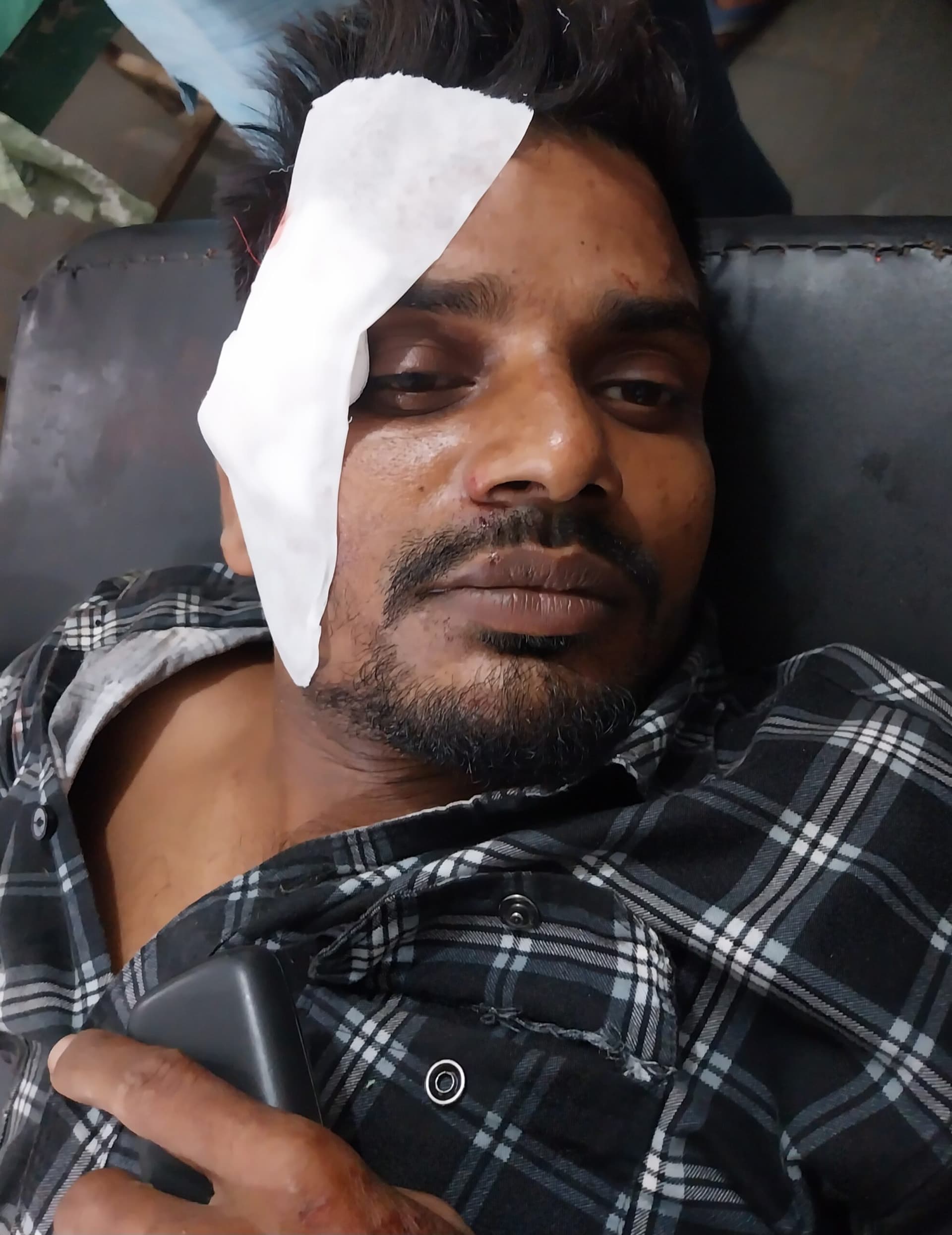 Giridih news: असंतुलित होकर सड़क पर पलटा टोटो, तीन घायल