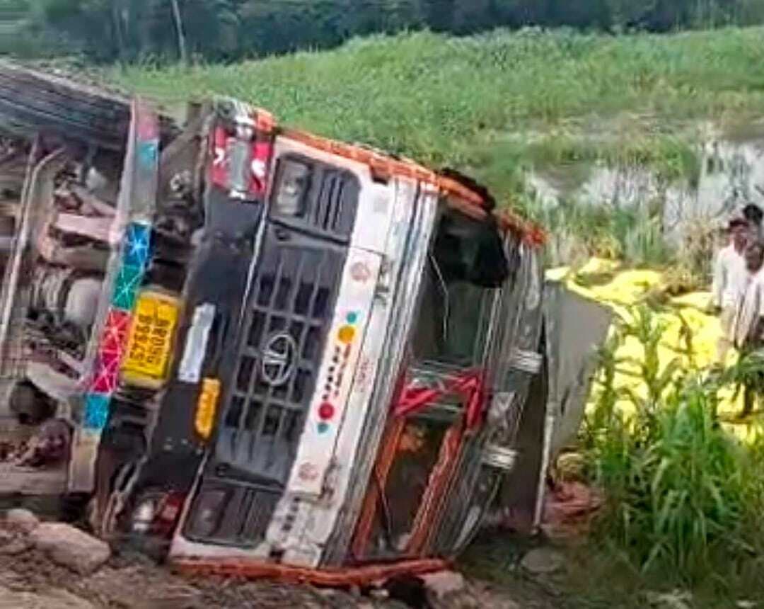 खाद लदा ट्रक पलटा, चालक की जान बची