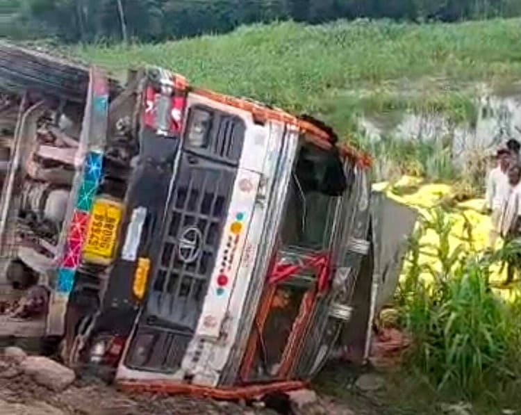 खाद लदा ट्रक पलटा, चालक की जान बची