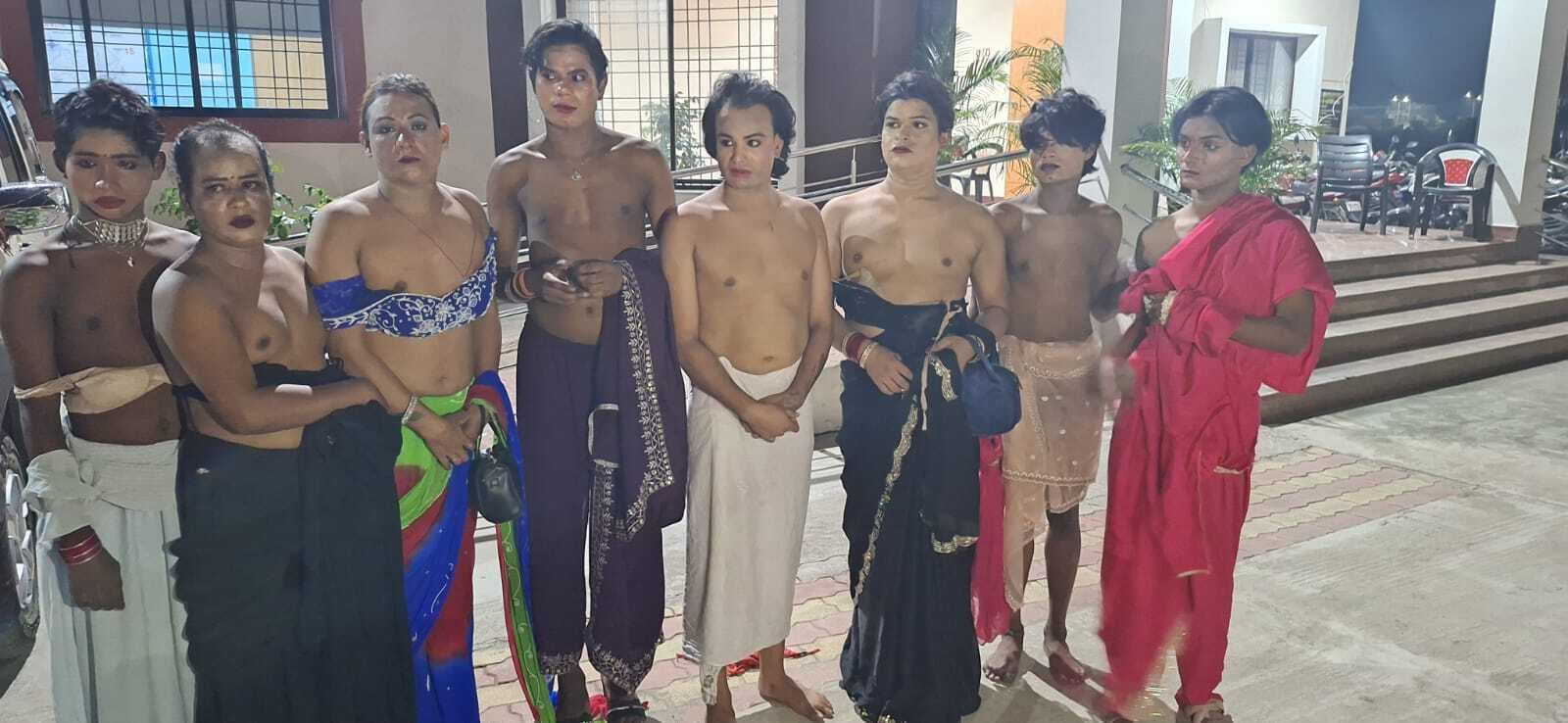 Dhanbad News : बरवाअड्डा में असली किन्नरों ने फर्जी किन्नरों को दौड़ा-दौड़ाकर पीटा, आठ पुलिस के हवाले