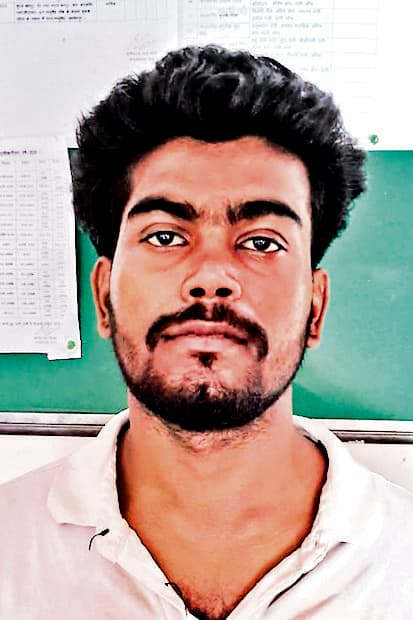 Jamshedpur News : एमजीएम : चोरी के पिकअप वैन और बाइक के साथ जुगसलाई का युवक गिरफ्तार