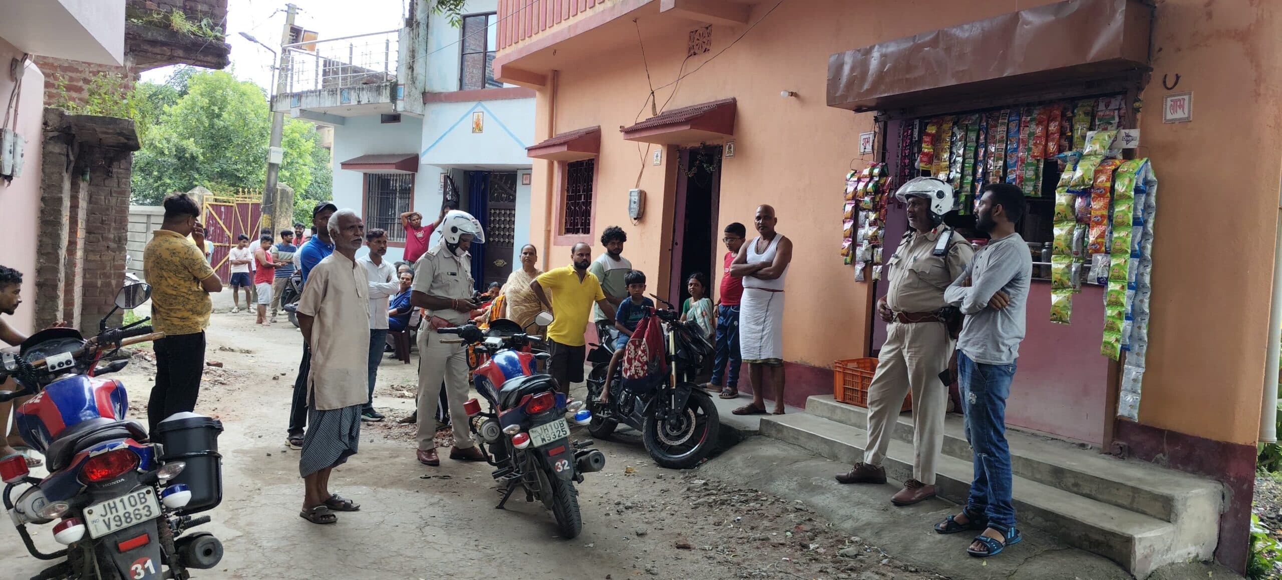 Dhanbad News: नशे के खिलाफ मुहल्लेवालों ने खोला मोर्चा, थाना पहुंचे