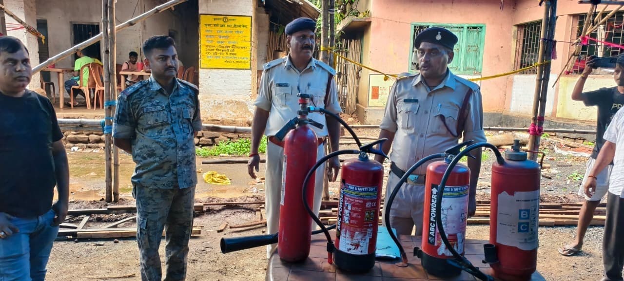 दुर्गा पूजा पंडाल में अग्निशमन विभाग ने दिया सुरक्षा प्रशिक्षण