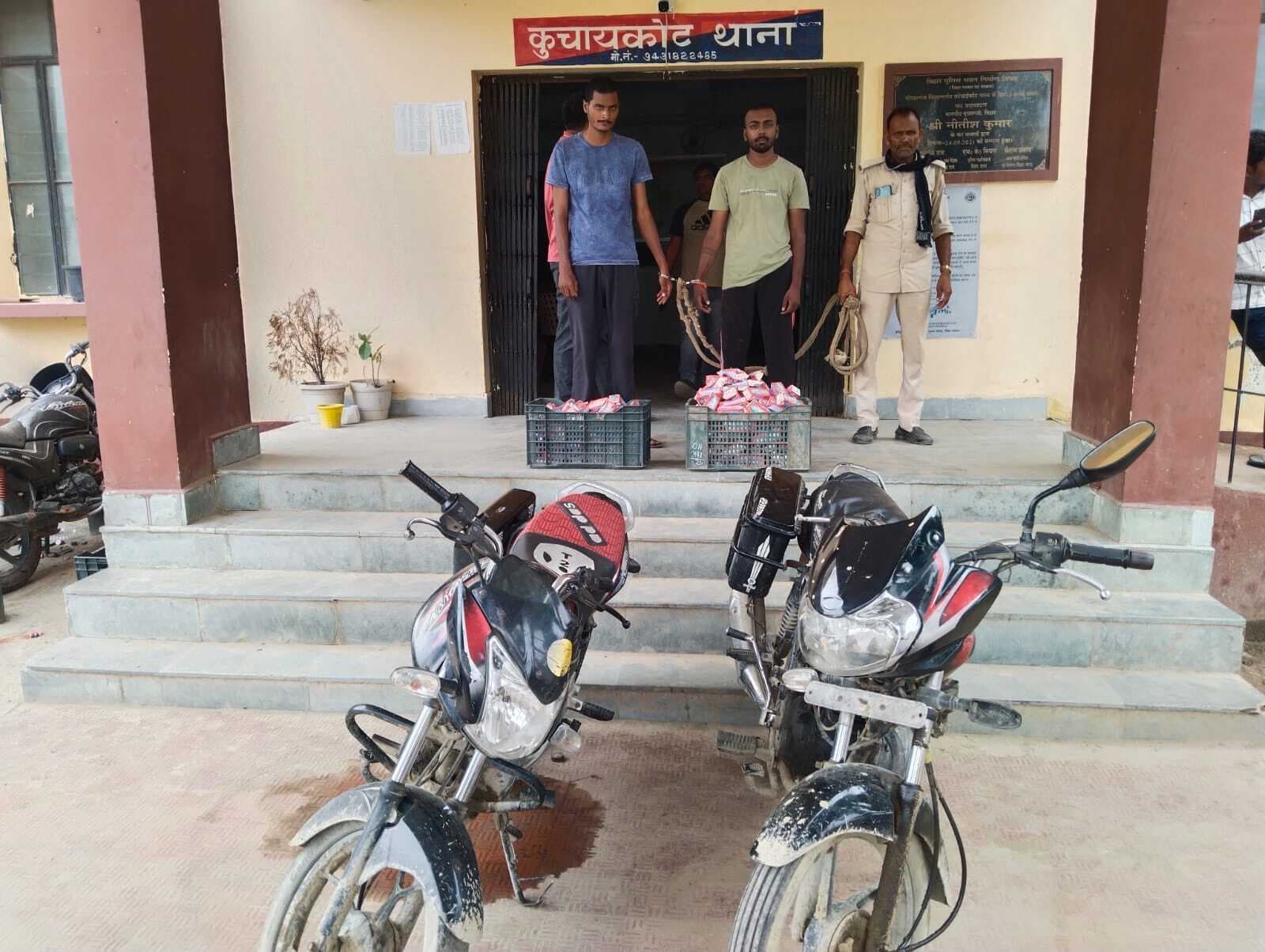 186 लीटर देसी शराब के साथ तीन तस्कर गिरफ्तार, पांच बाइकें जब्त