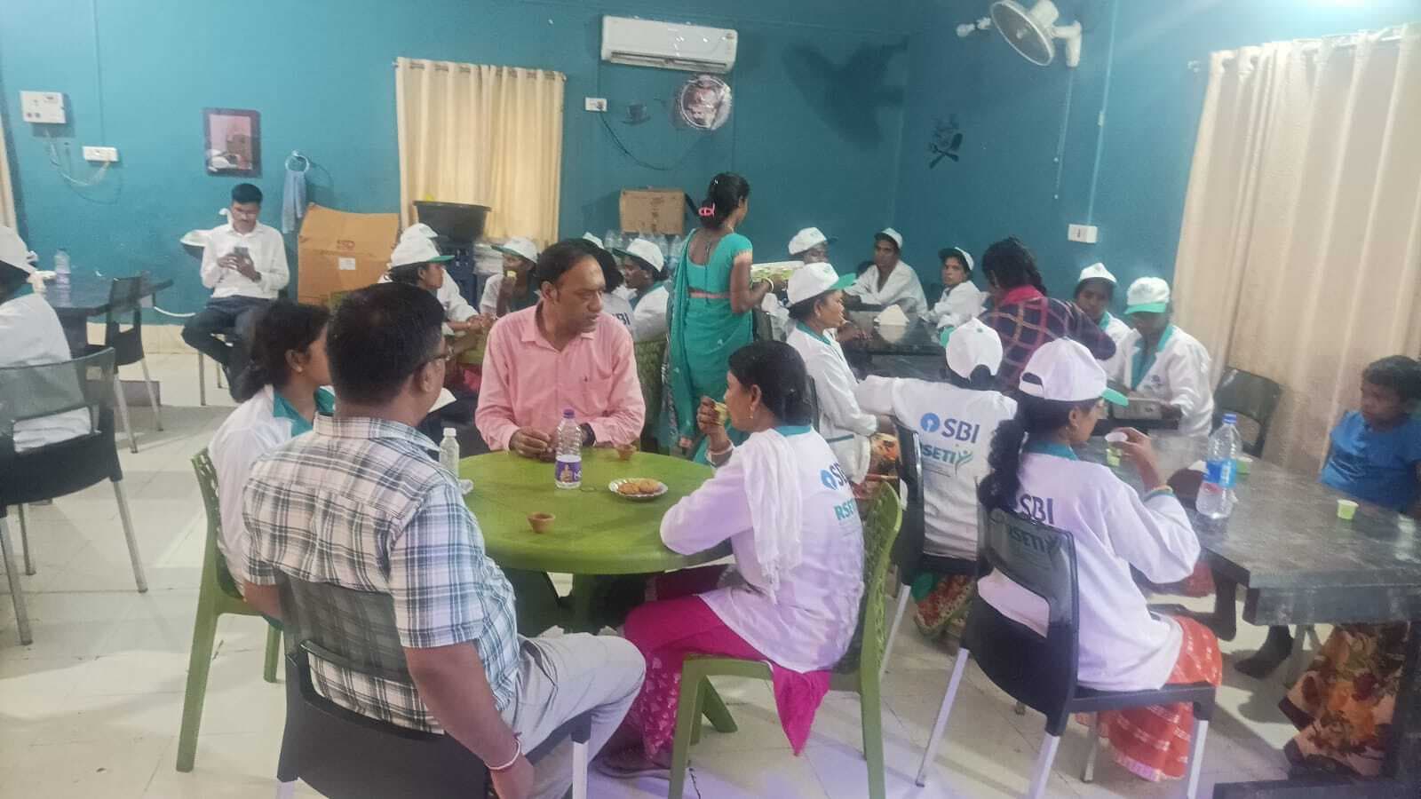 दीदी कैफे से आत्मनिर्भरता की ओर बढ़ीं मधुनीता देवी