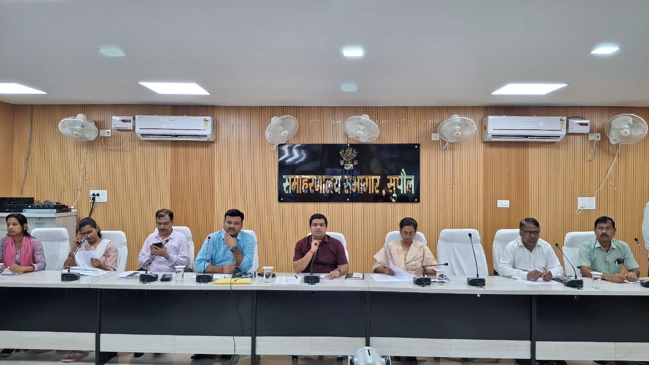 समीक्षा बैठक में कई विभागों की प्रगति पर हुई चर्चा