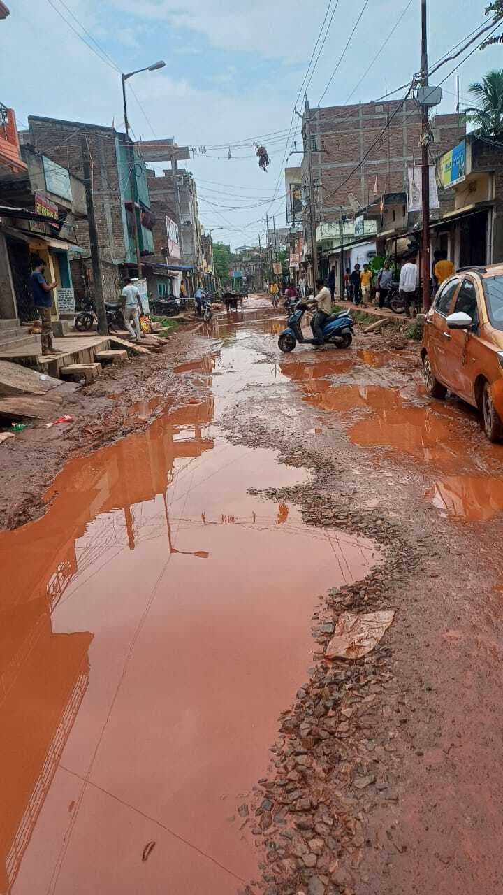 सड़क निर्माण की विलंब गति से नरक बना रिफ्यूजी कॉलोनी मार्ग, परेशान हैं लोग