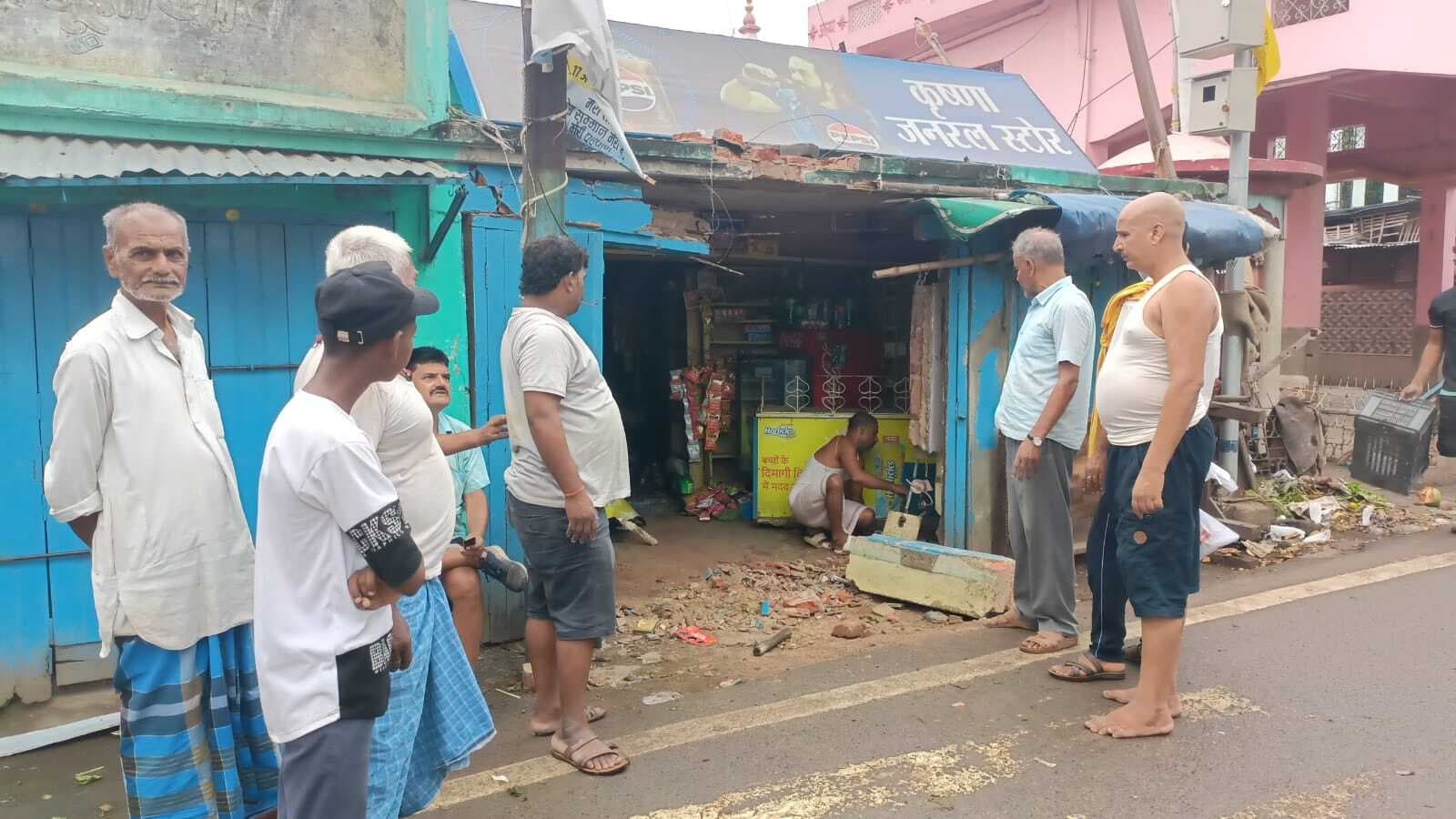 ट्रक से बचने मेंअनियंत्रित पिकअप दुकान में घुसा, नुकसान