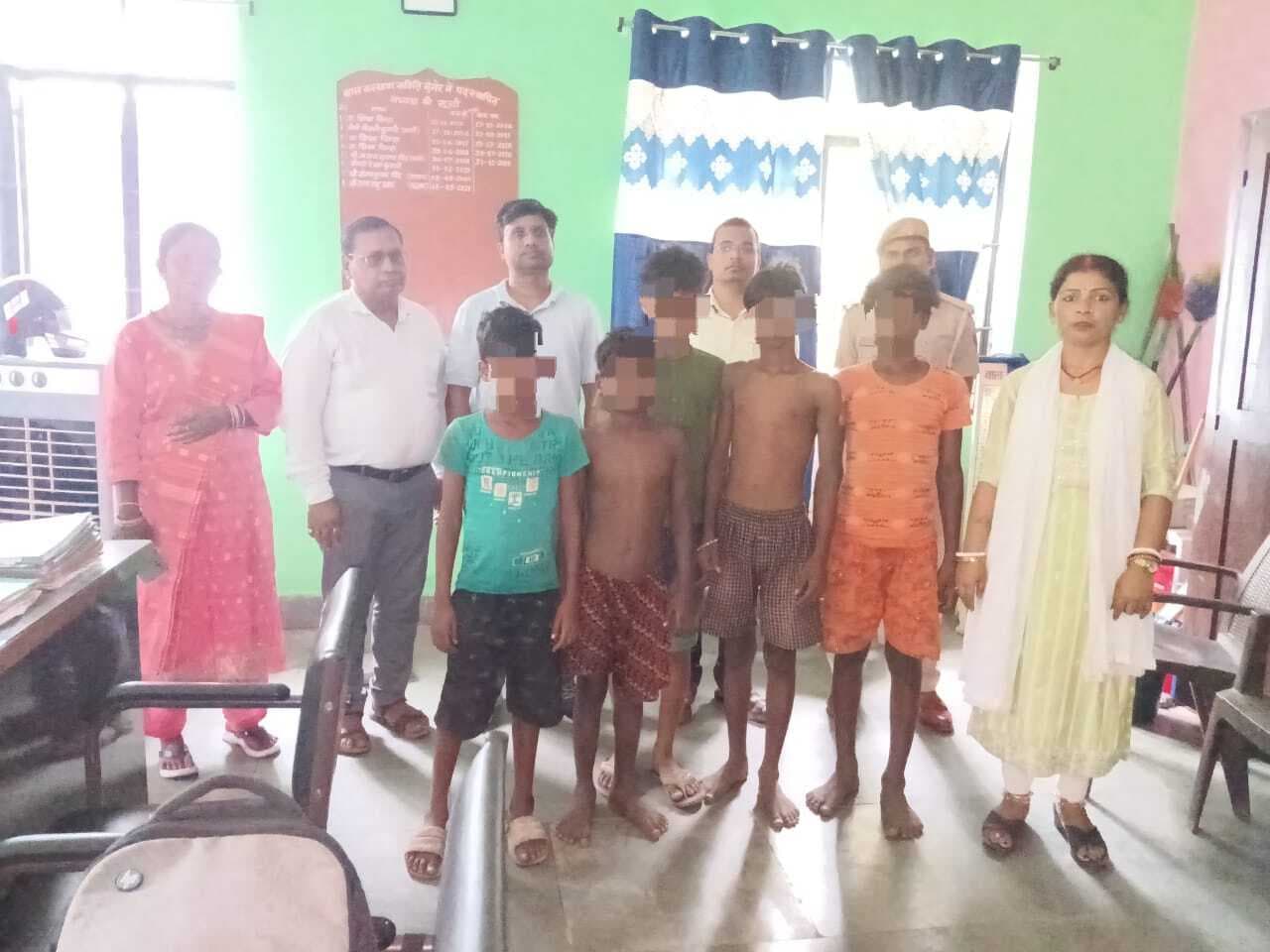 कार वासिंग सेंटर व मिठाई दुकान से पांच बाल श्रमिक को कराया गया मुक्त