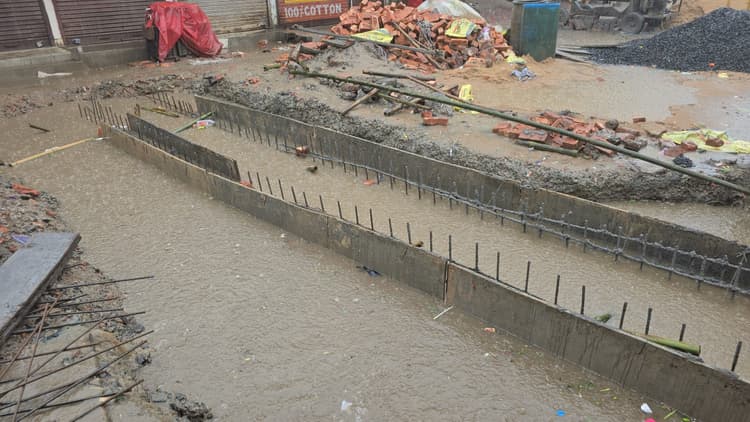बारिश में सड़क काट हो रहा नाला निर्माण, गुणवत्ता पर उठे सवाल
