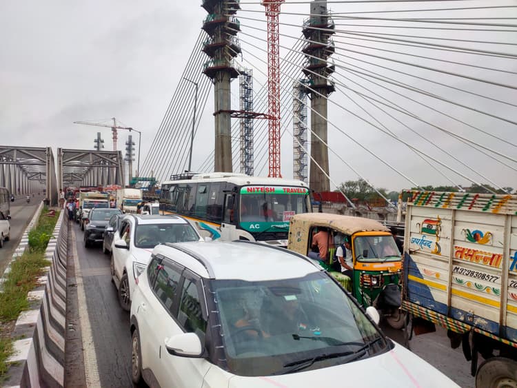 hajipur news. एनएच पर बने बड़े गड्ढों से थमी वाहनों की रफ्तार, 10 किमी लंबे जाम में कराह उठे यात्री