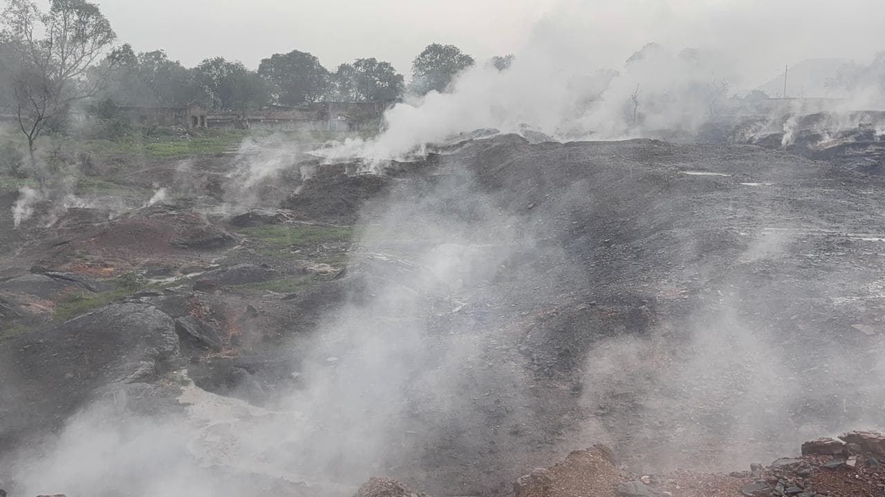 Dhanbad News : बारिश के बाद लोयाबाद बांसजोड़ा के इलाके में फैला धुआं