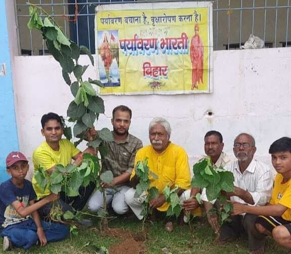 पितृ पक्ष पर स्व. भागवत शांडिल्य की स्मृति में किया पौधारोपण