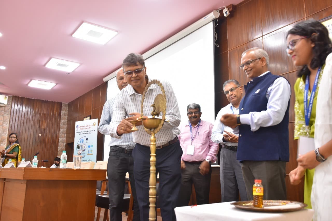 Dhanbad News : कौशल व ज्ञान ही राष्ट्र की प्रगति के प्रेरक बल : डॉ आशीष मुखर्जी