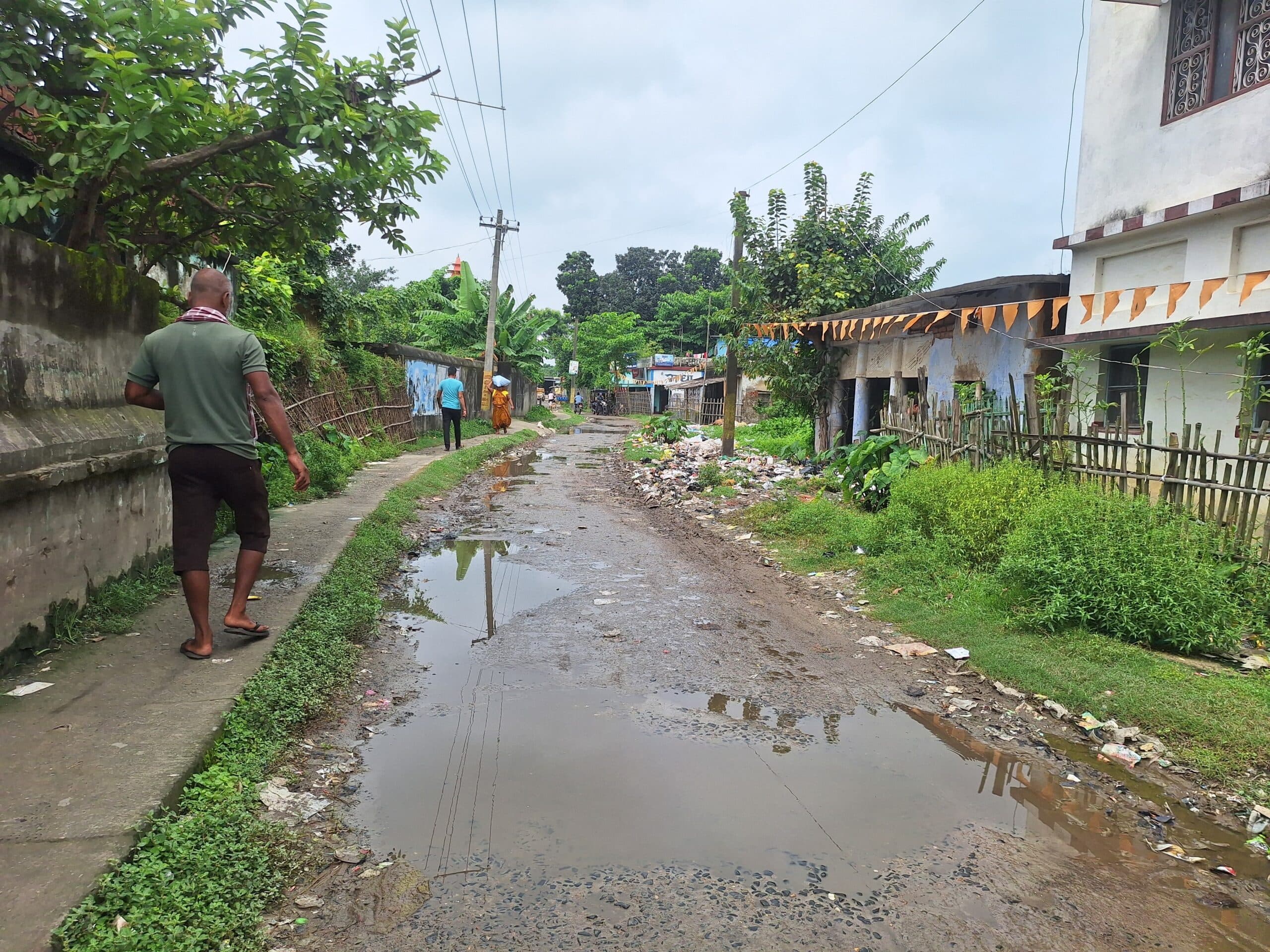 दुर्गा मंदिर जाने वाले रास्ते पर कचरे का अंबार