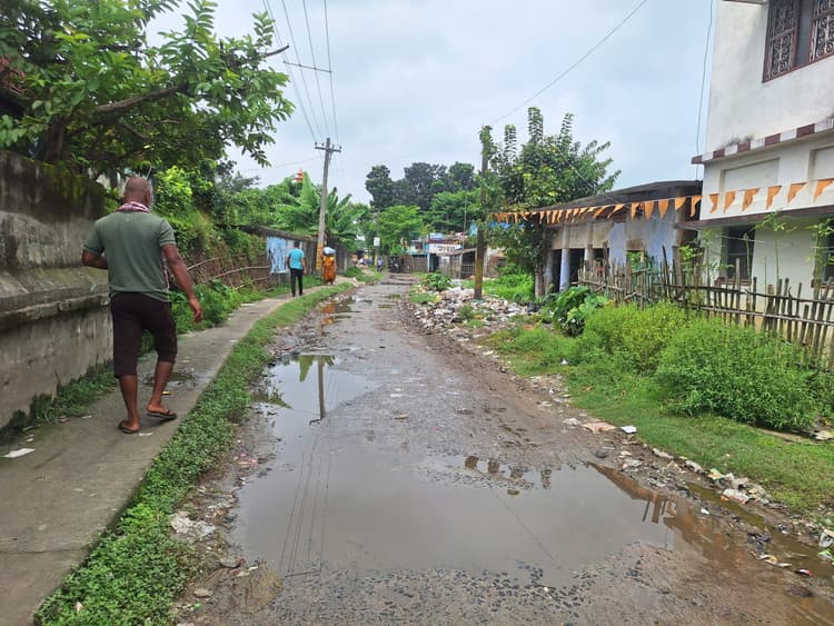 दुर्गा मंदिर जाने वाले रास्ते पर कचरे का अंबार
