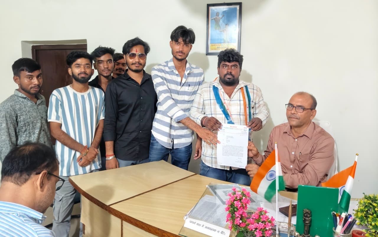 Deoghar news : बीएड पाठ्यक्रम में हुई शुल्क बढ़ोतरी के खिलाफ एनएसयूआई ने सौंपा ज्ञापन