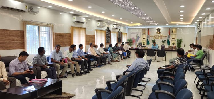 कोषांगों के कार्यों को समय पर करें पूरा : जिलाधिकारी