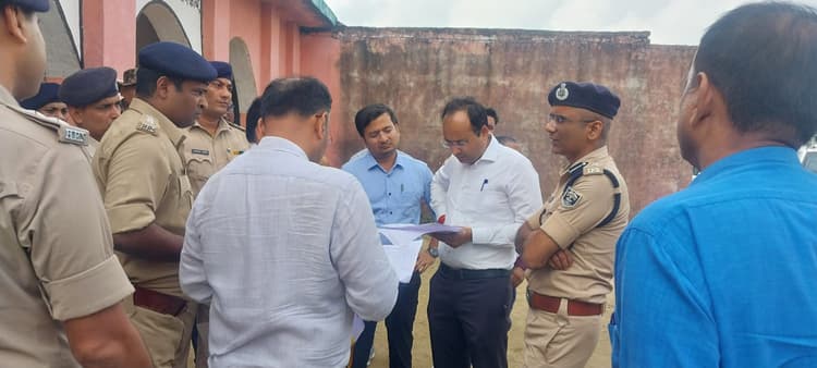 डीएम व एसएसपी ने किया डुमरिया का दौरा