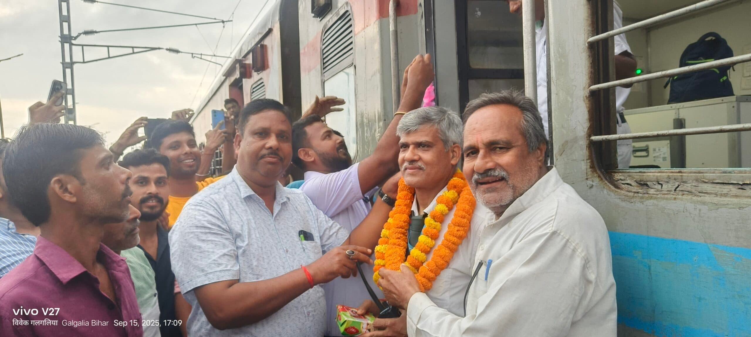 गलगलिया स्टेशन पर एक्सप्रेस ट्रेनों के ठहराव से लोगों में हर्ष, यात्रा हुआ सरल