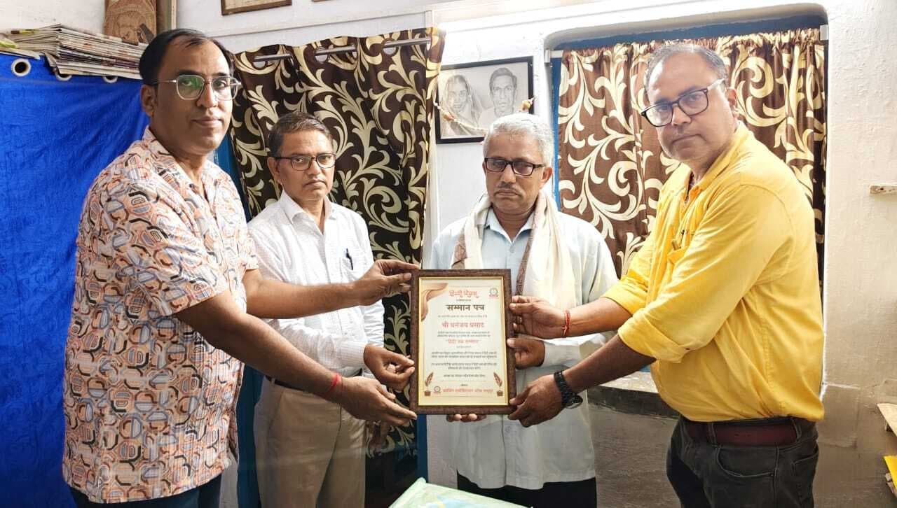 कोचिंग एसोसिएशन ने हिंदी दिवस पर साहित्यकारों को किया सम्मानित