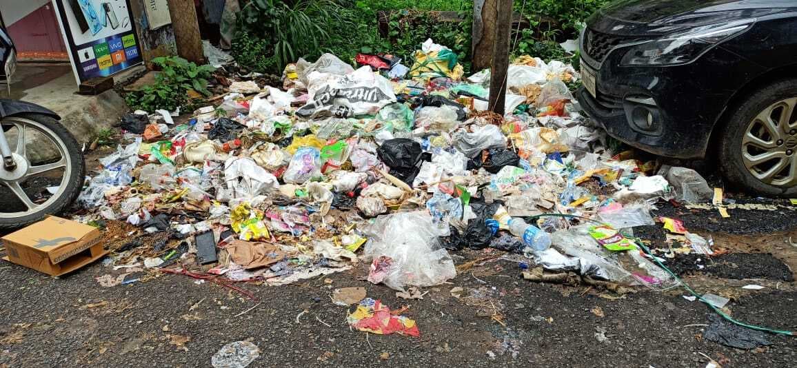 सफाईकर्मियों की बेमियादी हड़ताल से प्रमुख चौराहों पर लगा कचरे का अंबार