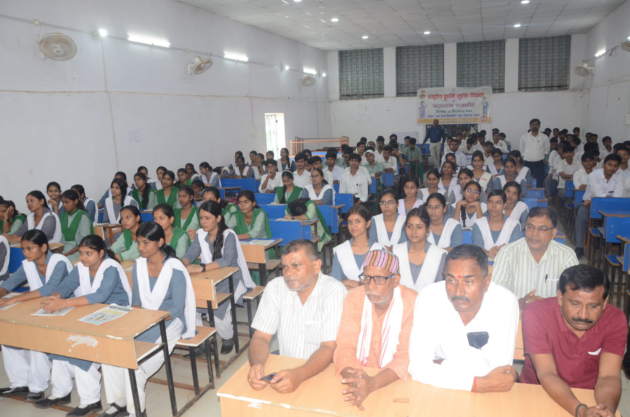 Deoghar news : कृमि मुक्ति दिवस पर बच्चों को खिलायी गयी दवा, सिविल सर्जन ने बताये फायदे