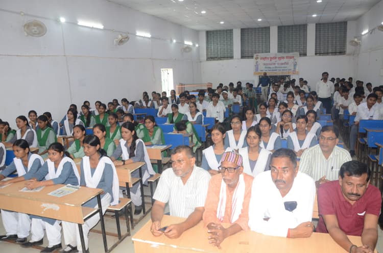 Deoghar news : कृमि मुक्ति दिवस पर बच्चों को खिलायी गयी दवा, सिविल सर्जन ने बताये फायदे