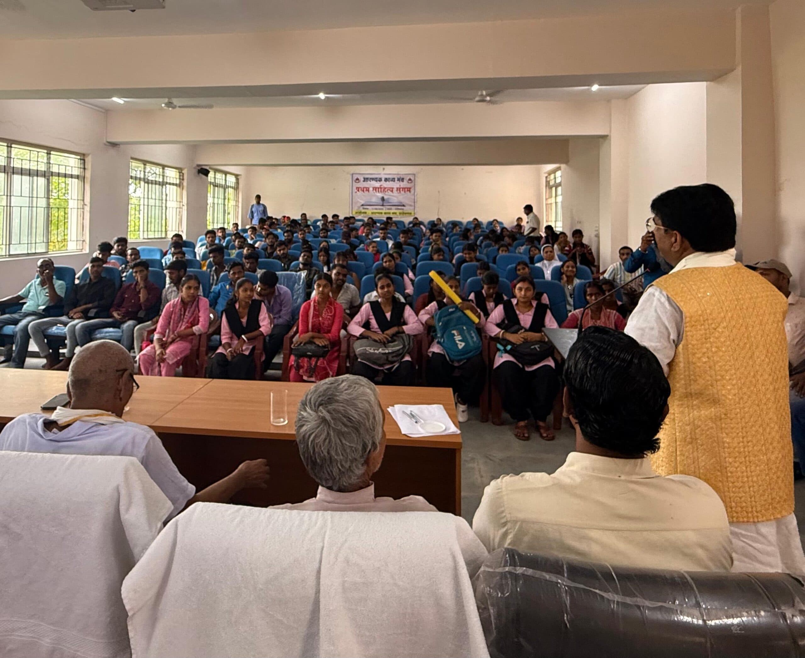 विश्व पटल पर ज्ञान, साहित्य व तकनीक की भाषा है हिंदी : प्राचार्य