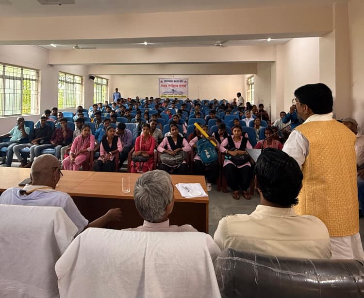 विश्व पटल पर ज्ञान, साहित्य व तकनीक की भाषा है हिंदी : प्राचार्य