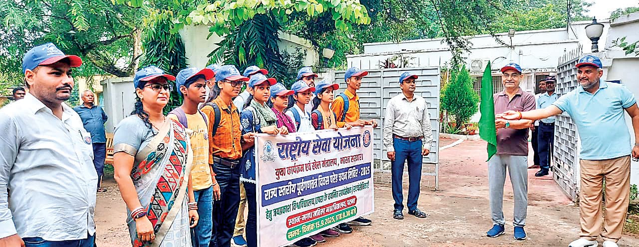 Saran News : गणतंत्र दिवस परेड चयन शिविर के लिए जेपीयू के 16 छात्र-छात्राएं रवाना