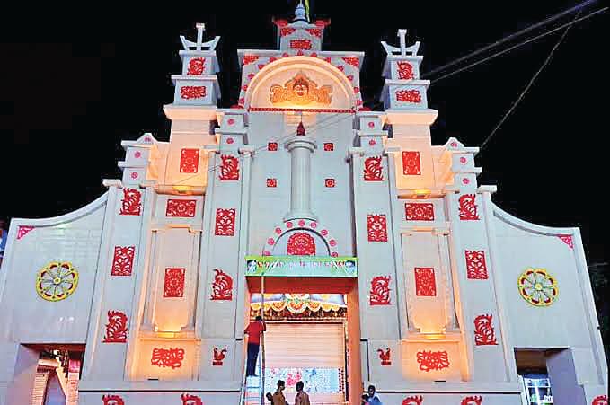 Saran News : श्याम चक्र चौक पर बन रहा ओड़िशा के मणिनागा मंदिर जैसा भव्य पंडाल