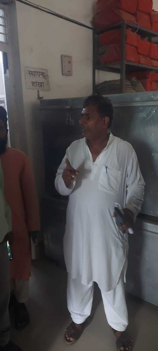 kaimur News : डीइओ कार्यालय से दिनदहाड़े एचएम से दो लाख रुपये लेकर भागे उचक्के