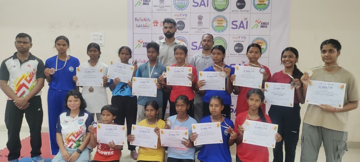 east singhbhum girls won medal in kickboxing : जिले की बालिका किक बॉक्सिंग खिलाड़ियों ने जीते 14 पदक