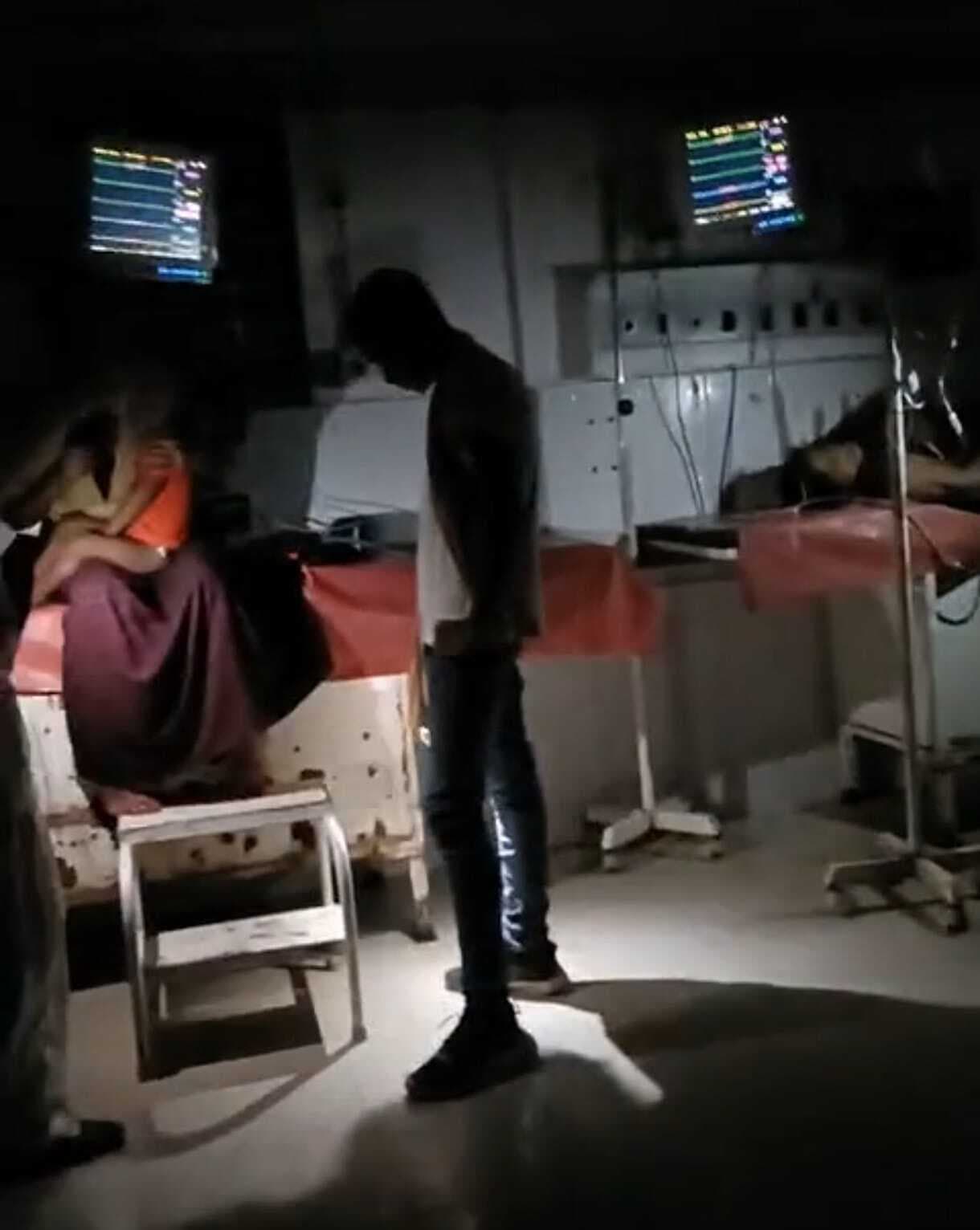 मोबाइल का टॉर्च जला मरीजों का हुआ इलाज, प्रबंधन बना लापरवाह