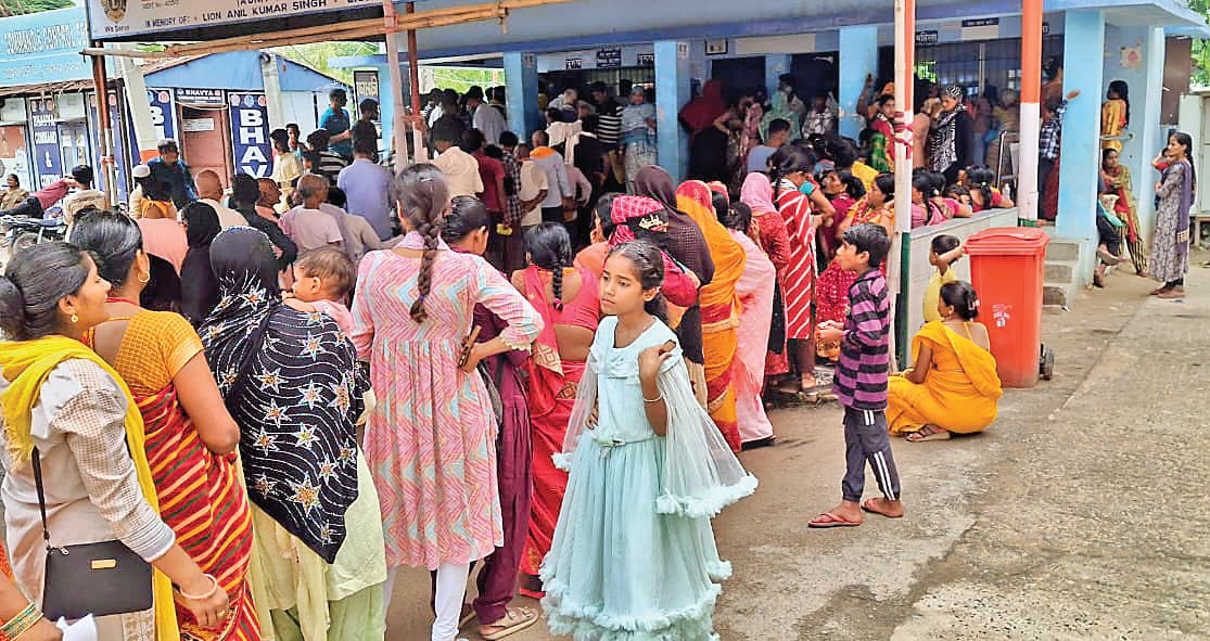 Saran News : इंटरनेट सेवा बाधित होने से मरीजों को रजिस्ट्रेशन कराने में हुई दिक्कत