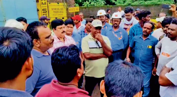 जामुड़िया में रोजगार व विकास के लिए सड़क पर ग्रामीण