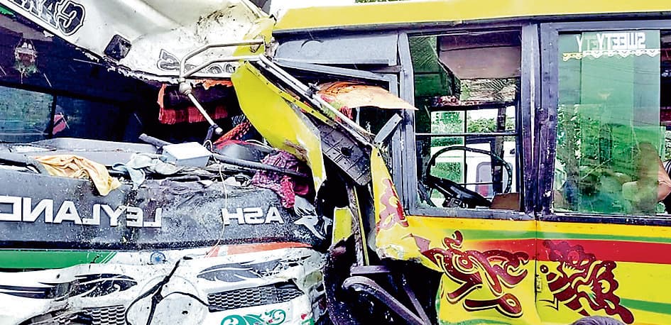 कालना में बस और डंपर के बीच भीषण टक्कर, 20 यात्री घायल