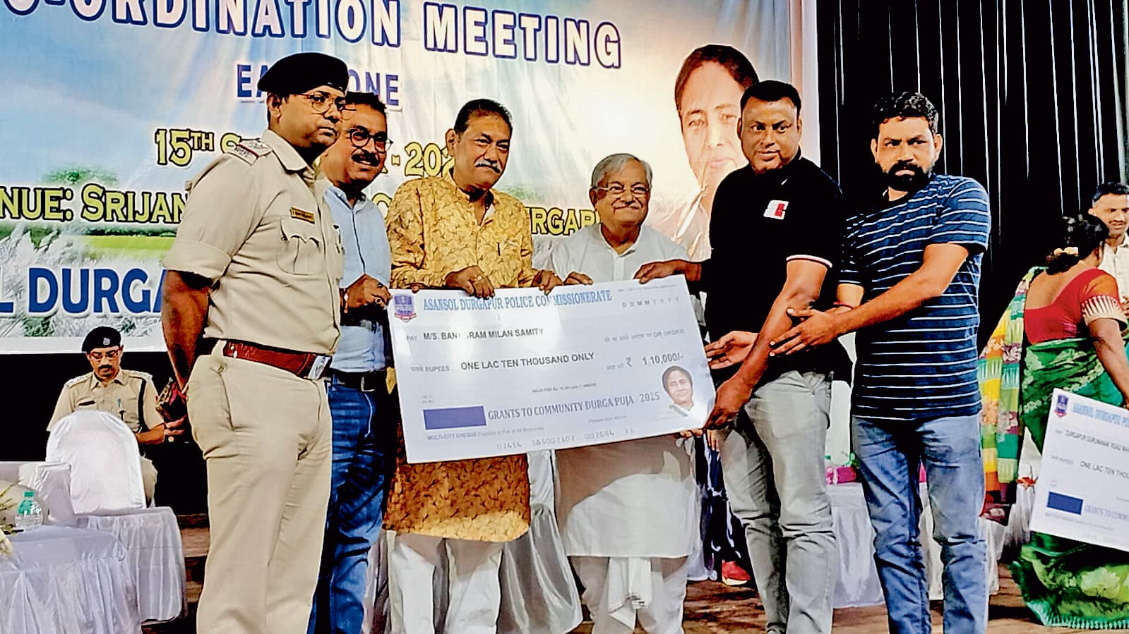 हजारों दुर्गापूजा कमेटियों को दिये गये अनुदान के चेक, 1230 समितियों को मिला सहयोग