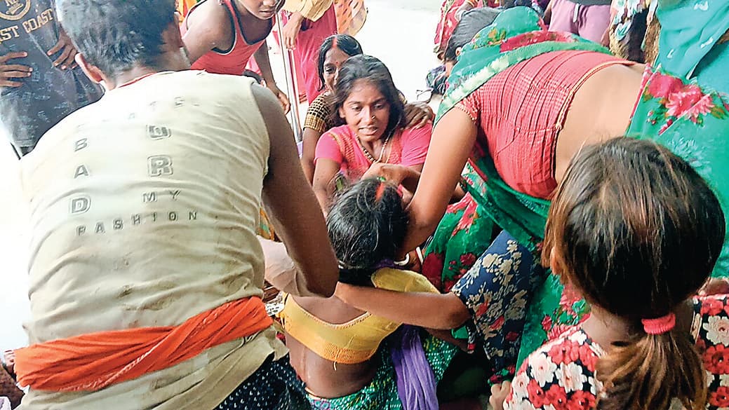 Saran News : शौचालय की टंकी में गिरने से मजदूर की मौत, दूसरा गंभीर