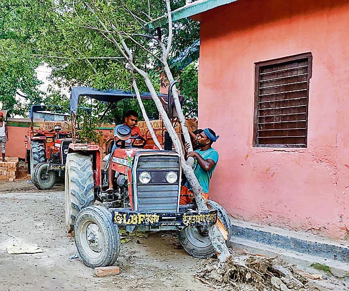 Saran News : ट्रैक्टर का ब्रेक फेल, स्कूल परिसर में पेड़ से टकराया, बाल-बाल बचे मजदूर