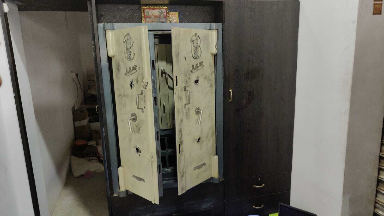 शटर तोड़कर आभूषण दुकान से लाखों की चोरी