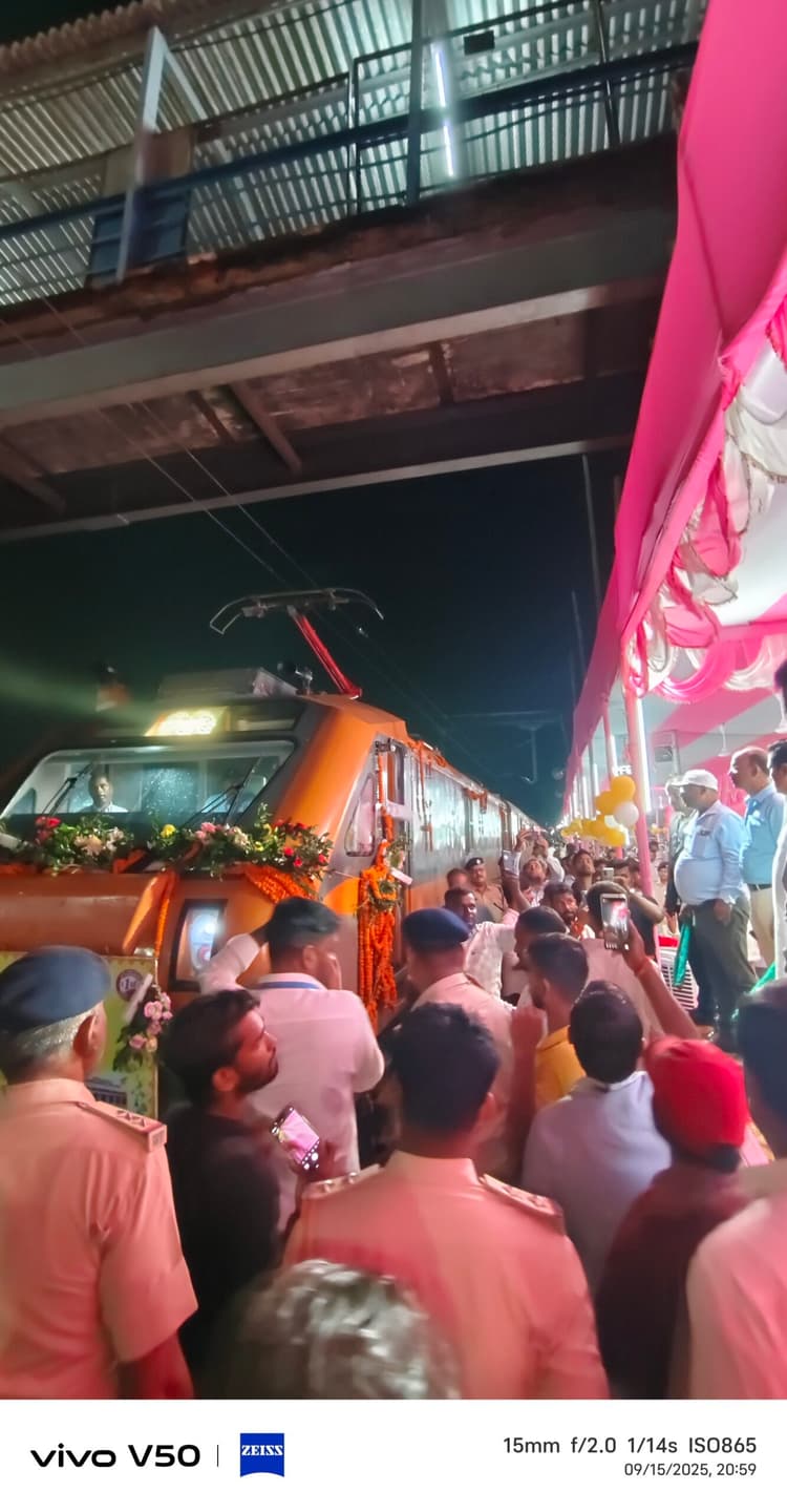 जोगबनी-ईरोड ट्रेन का मानसी व खगड़िया में किया गया स्वागत