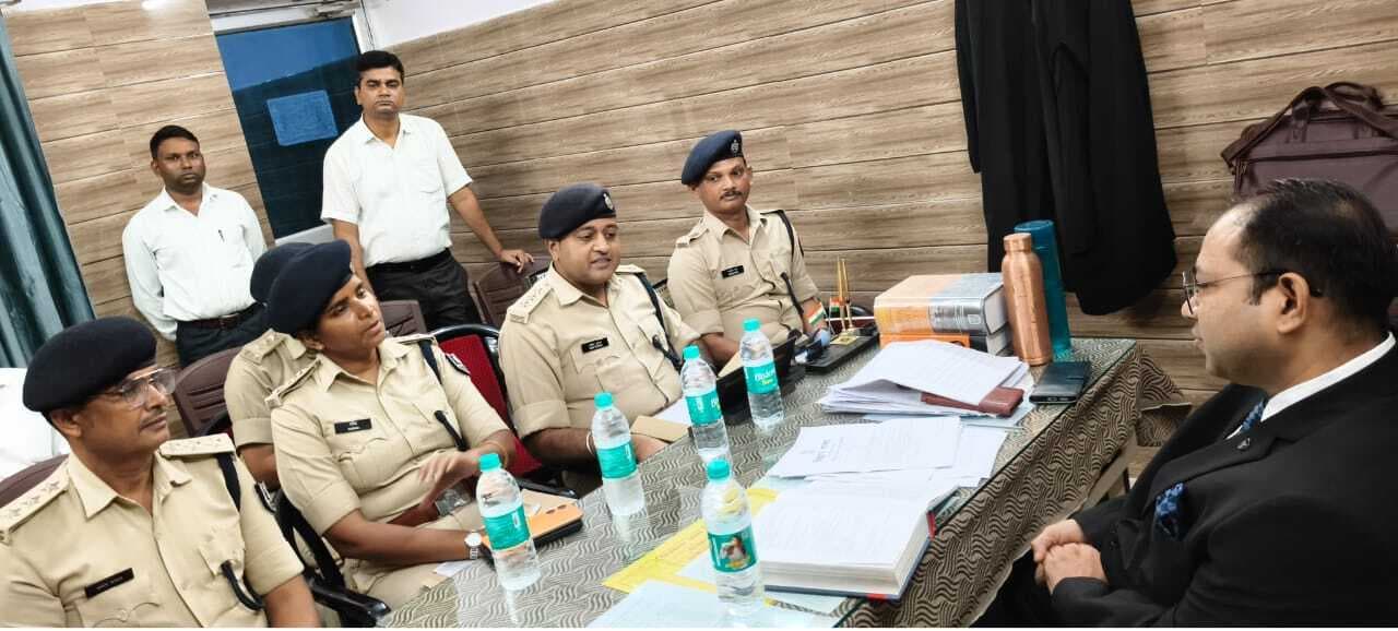 Madhubani News : सीजेएम ने एसडीपीओ के साथ की पुलिस रिपोर्टों की समीक्षा