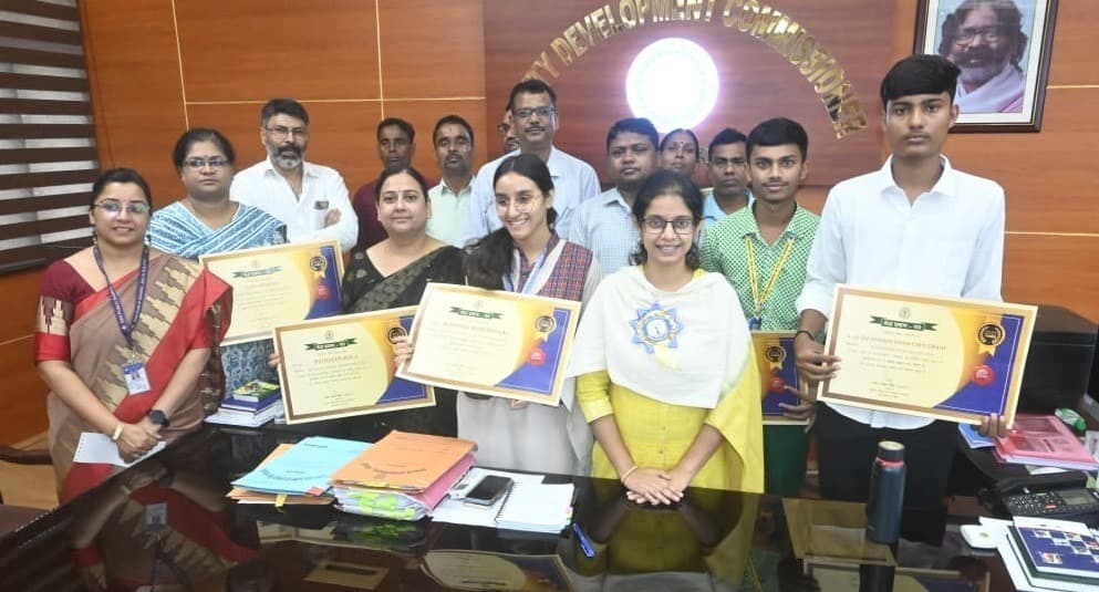 Bokaro News : 10वीं व 12वीं के राज्य स्तरीय सेकेंड व थर्ड टॉपर हुए सम्मानित