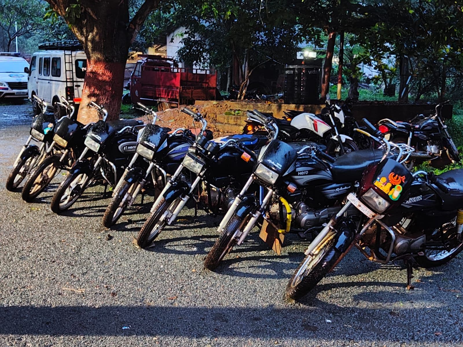 Chaibasa News : चोरी के सात मोटरसाइकिल बरामद, छह युवक गिरफ्तार